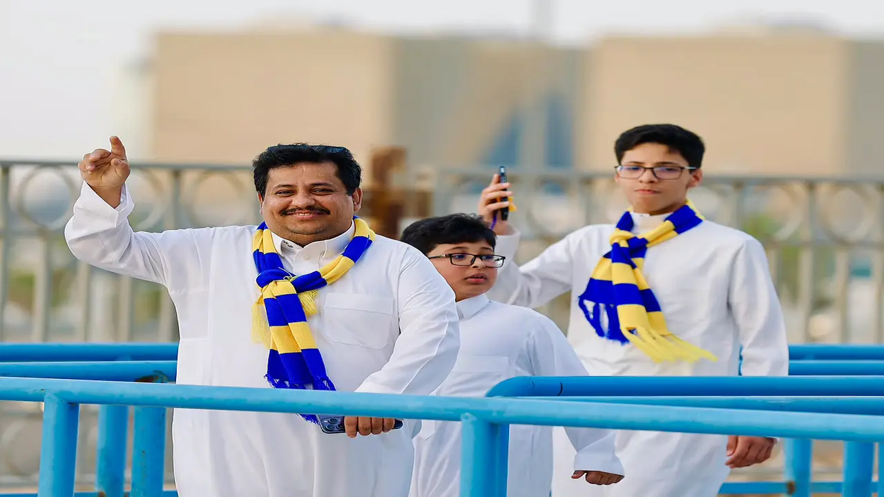 جماهير النصر والهلال تتوافد بكثافة على مدرجات استاد الأول بارك لحضور القمة